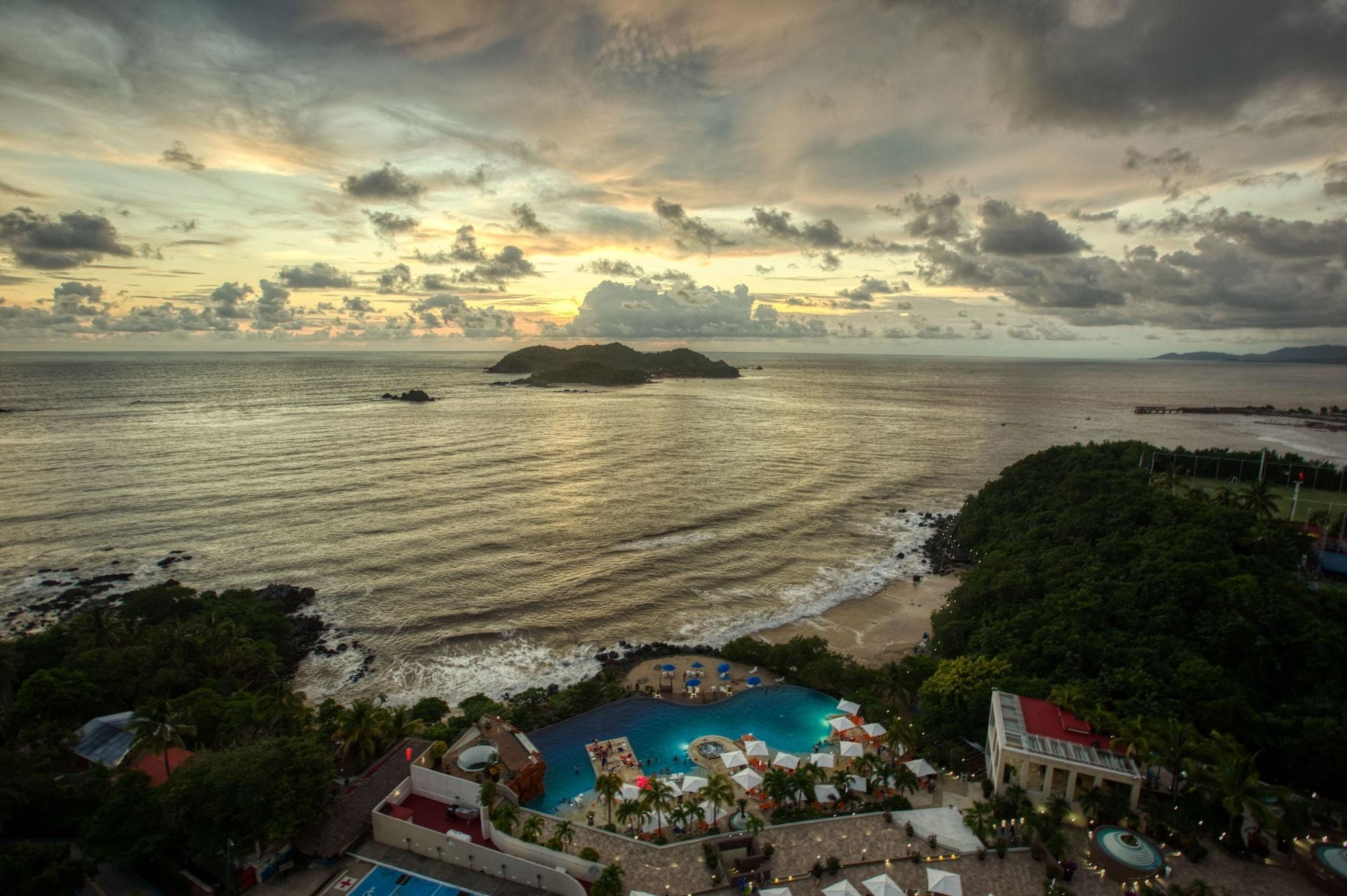 Azul Ixtapa Grand All Inclusive Suites - Spa & Convention Center Екстериор снимка Sunset at the beach