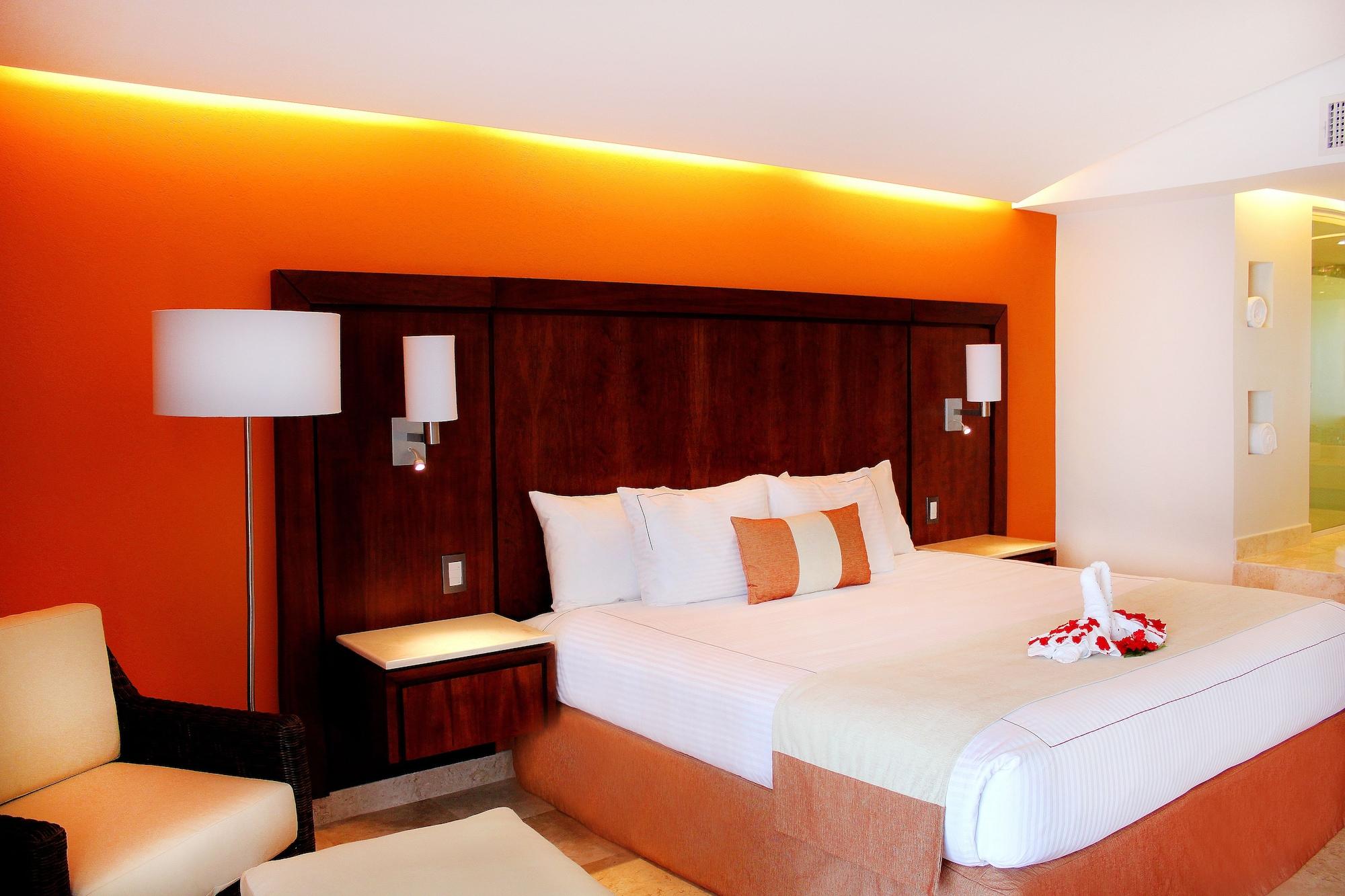 Azul Ixtapa Grand All Inclusive Suites - Spa & Convention Center Екстериор снимка A room at the hotel