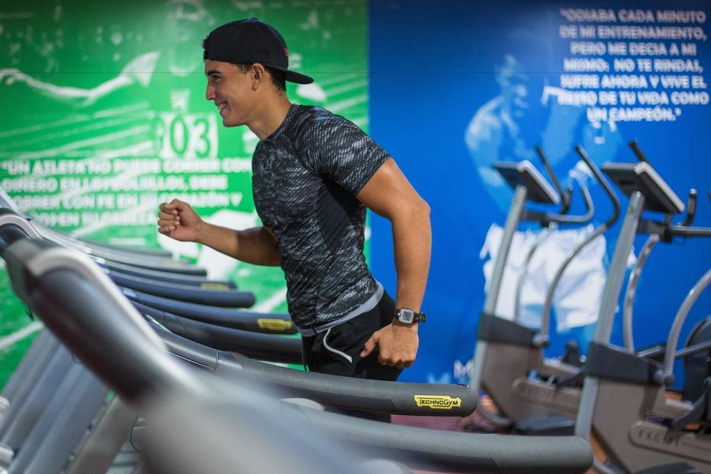 Azul Ixtapa Grand All Inclusive Suites - Spa & Convention Center Екстериор снимка A man running on a treadmill