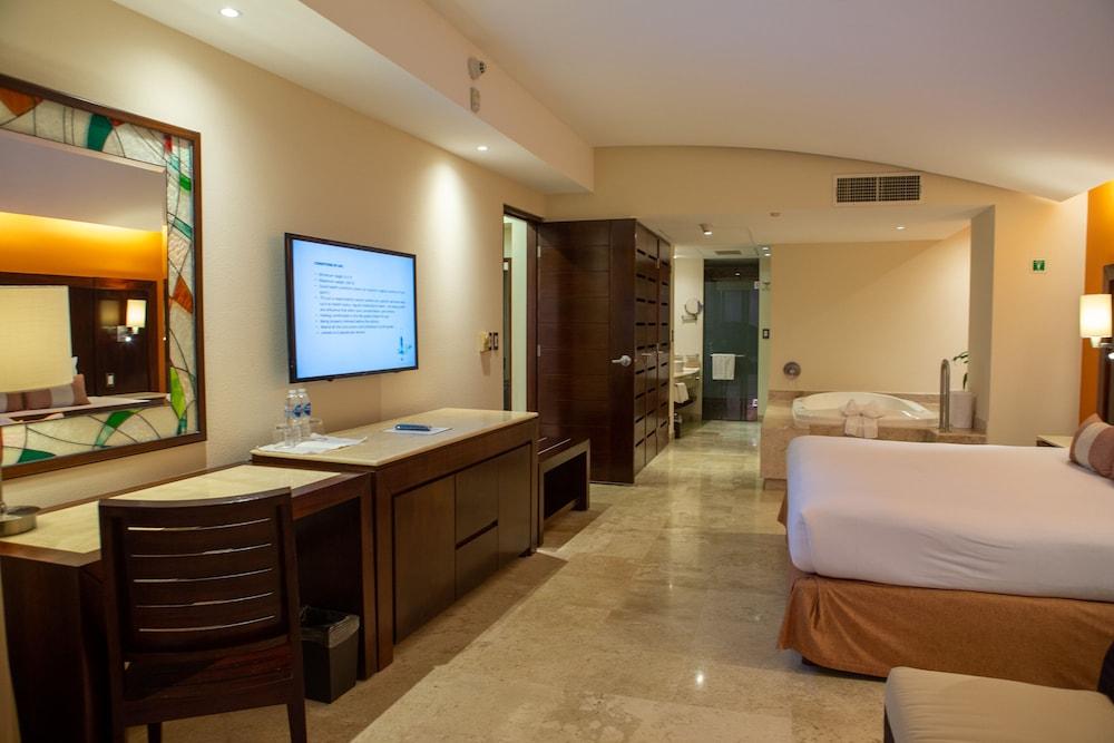 Azul Ixtapa Grand All Inclusive Suites - Spa & Convention Center Екстериор снимка A room at the hotel