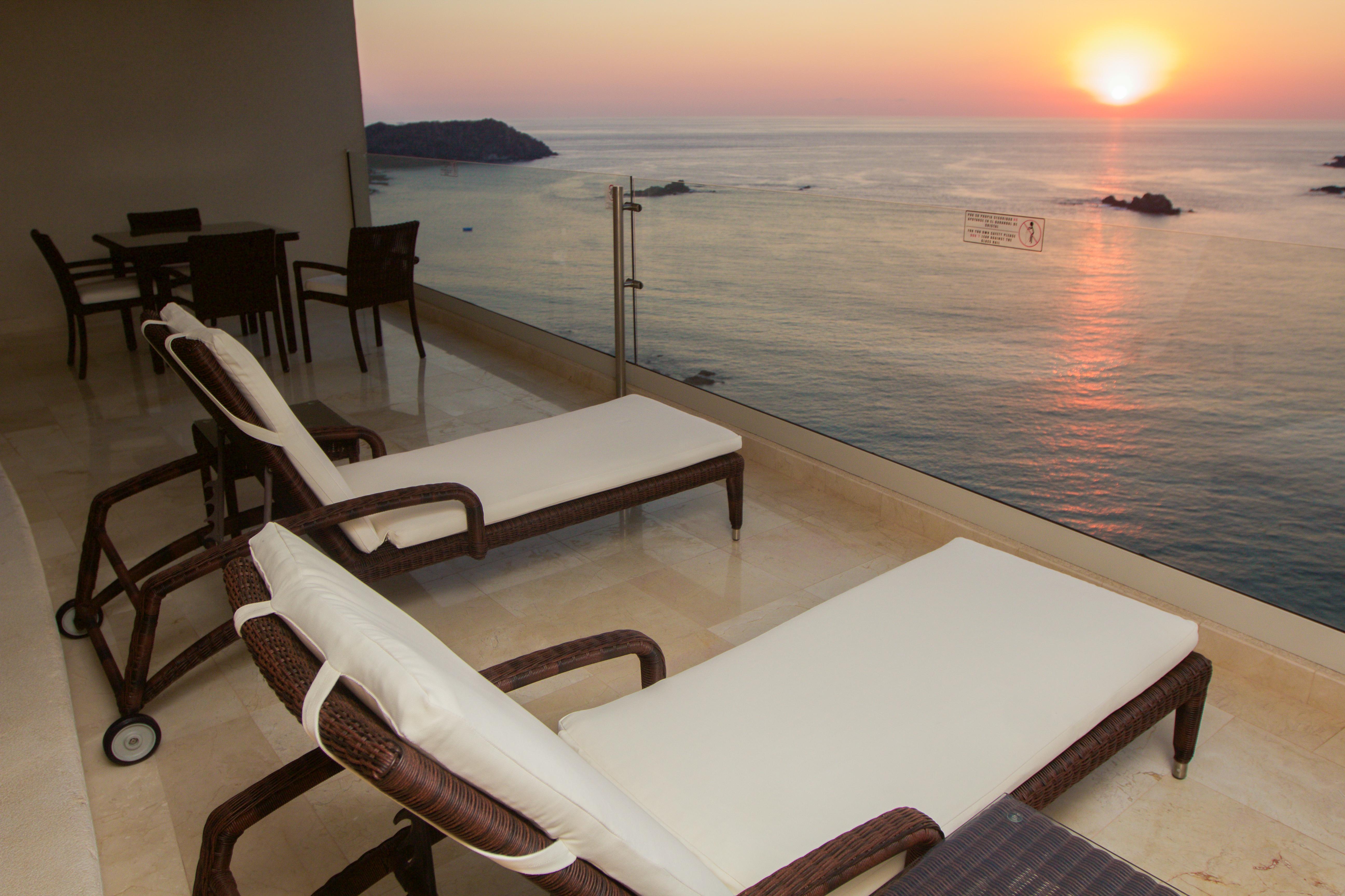 Azul Ixtapa Grand All Inclusive Suites - Spa & Convention Center Екстериор снимка Sunset at the hotel