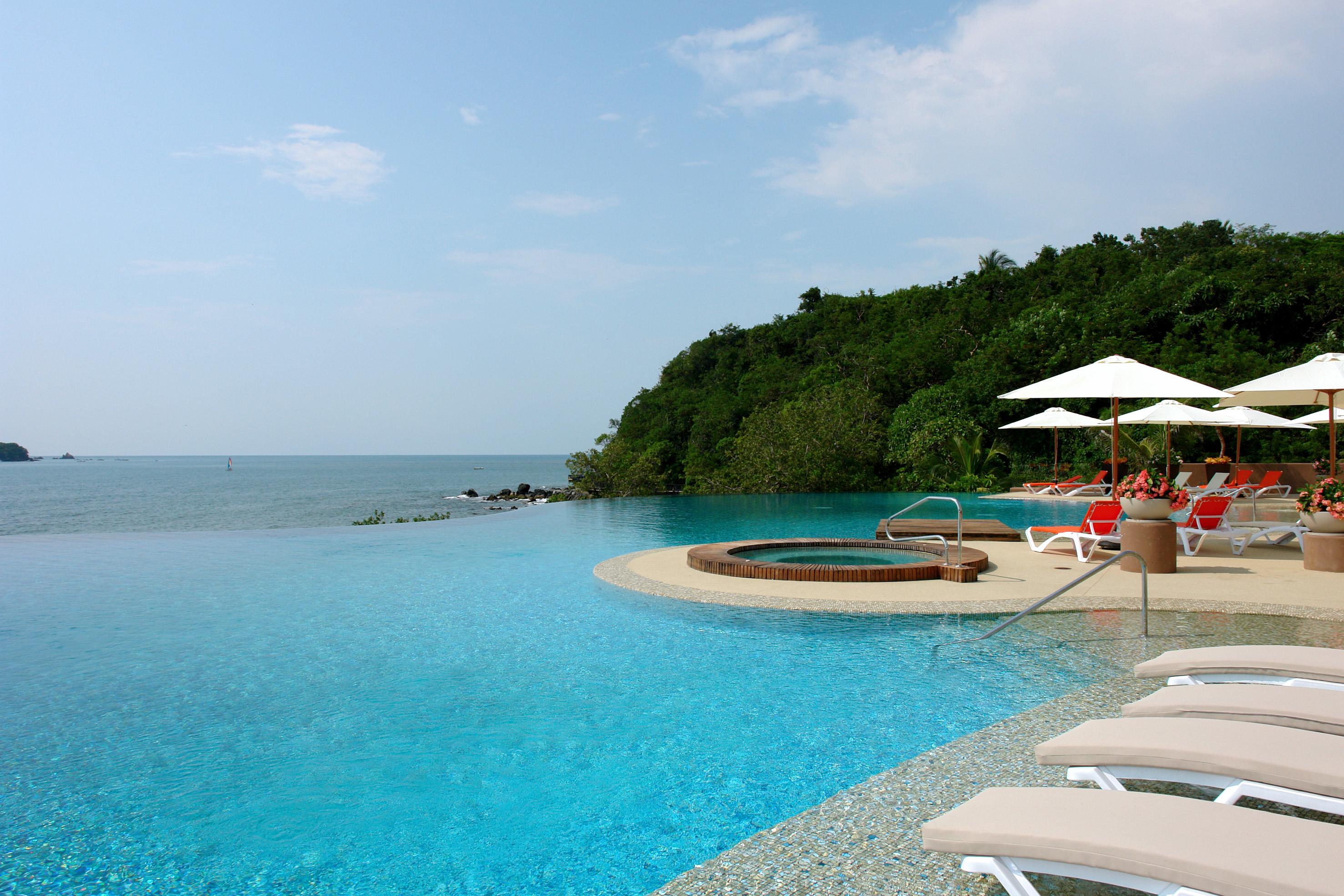 Azul Ixtapa Grand All Inclusive Suites - Spa & Convention Center Екстериор снимка Infinity pool at the Pangkor Laut Resort
