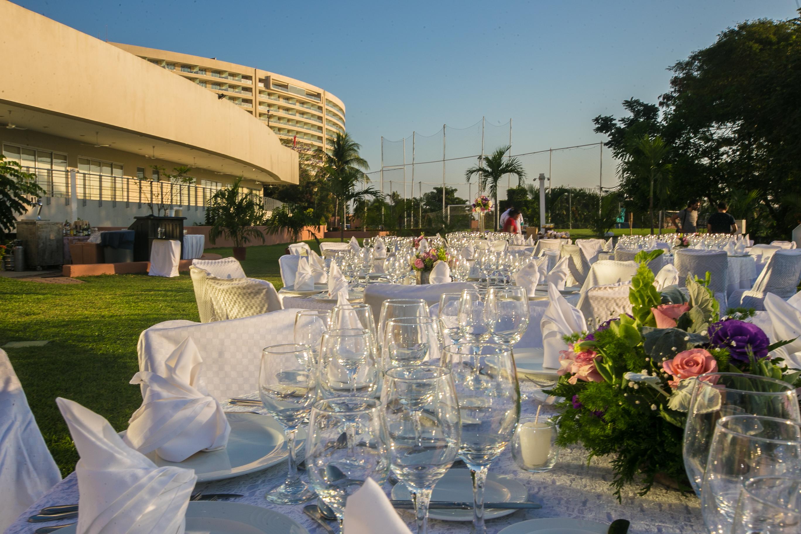 Azul Ixtapa Grand All Inclusive Suites - Spa & Convention Center Екстериор снимка The lawn at the Royal Thai Navy Convention Center