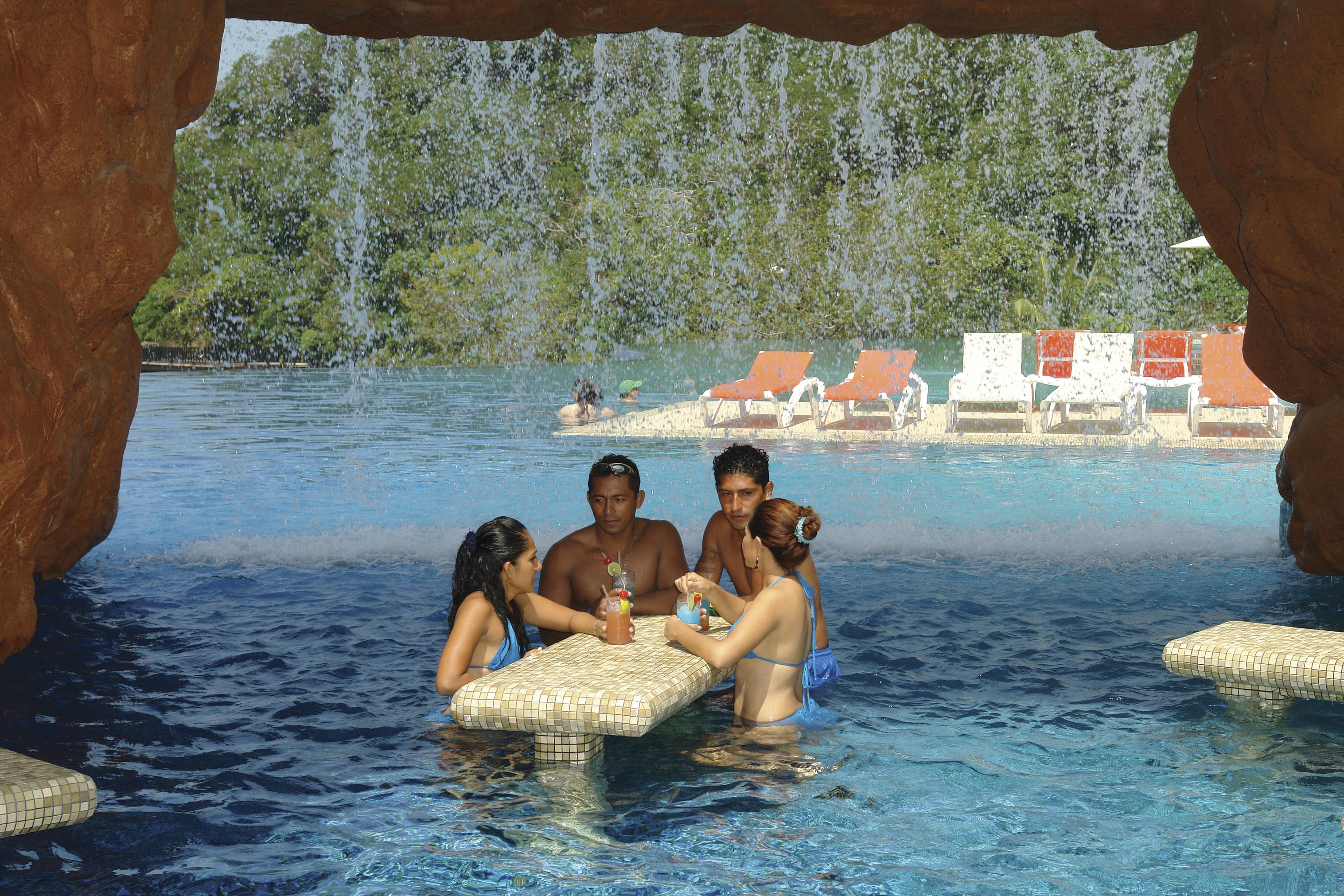 Azul Ixtapa Grand All Inclusive Suites - Spa & Convention Center Екстериор снимка The swimming pool at the resort