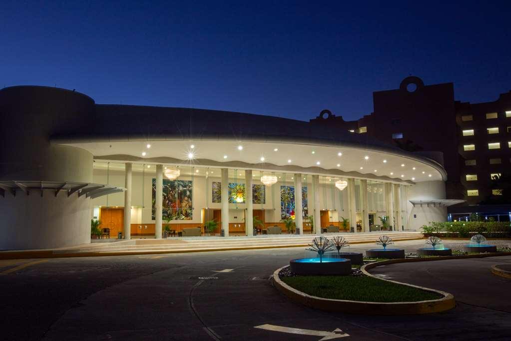 Azul Ixtapa Grand All Inclusive Suites - Spa & Convention Center Екстериор снимка The main entrance of the hospital
