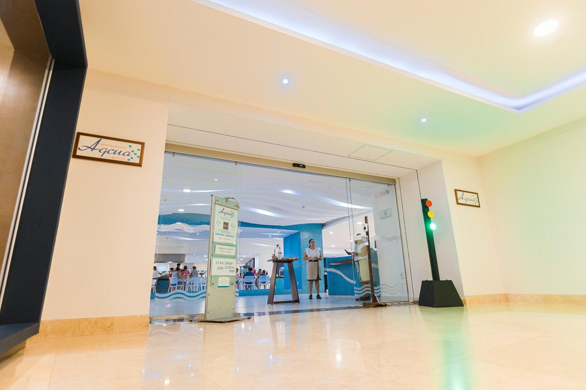 Azul Ixtapa Grand All Inclusive Suites - Spa & Convention Center Екстериор снимка Entrance to the hospital